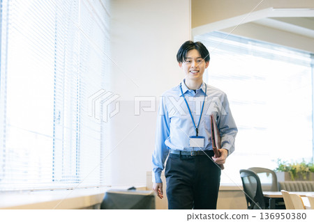 思考文件的商人 136950380