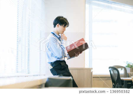 思考文件的商人 136950382