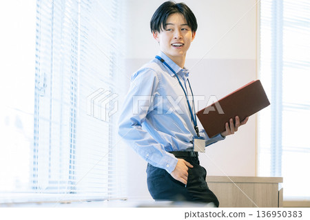 思考文件的商人 136950383
