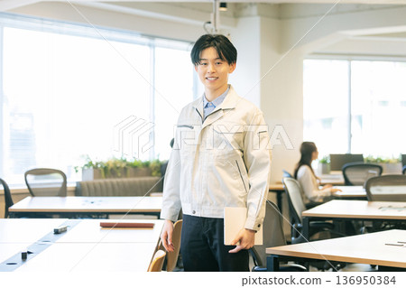 一個穿著工作服的男人 136950384