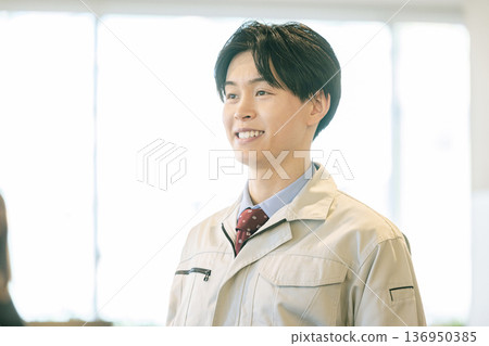 一個穿著工作服的男人 136950385