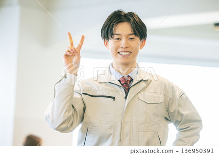 一個穿著工作服的男人 136950391