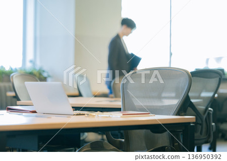 明亮的房間電腦影像 136950392
