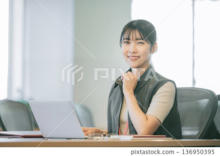 前往個人電腦的女商人 136950395