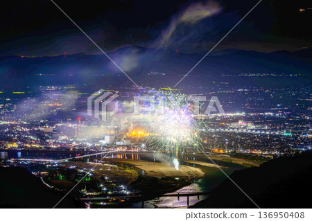Looking down from the observatory, the "Flower of Light" closest to the stars: Yatsushiro National Fireworks Competition (Sakamoto Yaryu Astronomical Observatory) Looking down from the observatory, the "Flower of Light" closest to the stars: Yatsushiro National Fireworks Competition (Sakamoto Yaryu Astronomical Observatory) 136950408