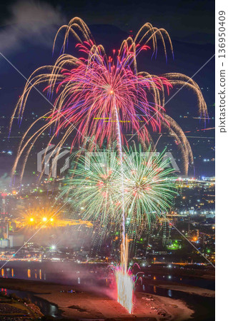 Looking down from the observatory, the "Flower of Light" closest to the stars: Yatsushiro National Fireworks Competition (Sakamoto Yaryu Astronomical Observatory) 136950409