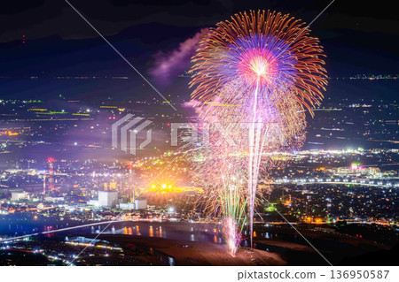 轉瞬即逝的光芒，終生難忘的珍寶。專業攝影師捕捉到的火焰藝術的巔峰。八代國立煙火大賽（坂本八龍天文台） 136950587