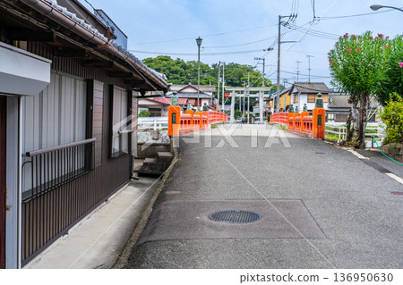 初秋時節的香川縣東香川市禎田街景：禦幸橋及通往近田八幡宮的路。 136950630