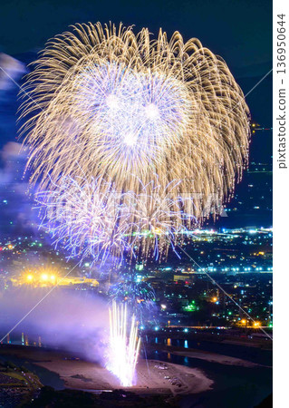 一朵光之花，夜晚下的大海。唯有從鳥瞰視角，才能講述這番故事。八代全國煙火大賽（坂本八龍天文台） 136950644