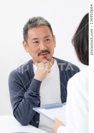 男性眼下黑眼圈困擾：美容醫學 136950664