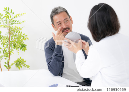 男性眼下黑眼圈困擾：美容醫學 136950669