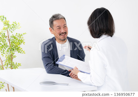 男性眼下黑眼圈困擾：美容醫學 136950677