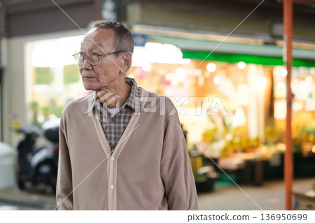 一位老年男子在晚上購物回家途中迷路了。 136950699