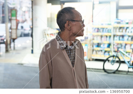 一位老年男子在晚上購物回家途中迷路了。 136950700