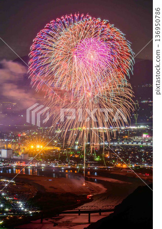 A moment when flowers of light bloom in the Yatsushiro nightscape, shining brighter than the stars. Yatsushiro National Fireworks Competition (Sakamoto Yaryu Astronomical Observatory) A moment when flowers of light bloom in the Yatsushiro nightscape, shining brighter than the stars. Yatsushiro National Fireworks Competition (Sakamoto Yaryu Astronomical Observatory) 136950786