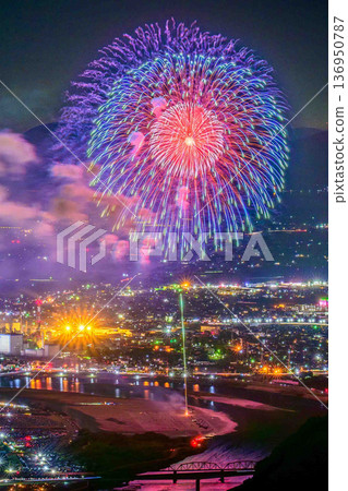 A moment when flowers of light bloom in the Yatsushiro nightscape, shining brighter than the stars. Yatsushiro National Fireworks Competition (Sakamoto Yaryu Astronomical Observatory) A moment when flowers of light bloom in the Yatsushiro nightscape, shining brighter than the stars. Yatsushiro National Fireworks Competition (Sakamoto Yaryu Astronomical Observatory) 136950787
