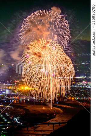 A moment when flowers of light bloom in the Yatsushiro nightscape, shining brighter than the stars. Yatsushiro National Fireworks Competition (Sakamoto Yaryu Astronomical Observatory) A moment when flowers of light bloom in the Yatsushiro nightscape, shining brighter than the stars. Yatsushiro National Fireworks Competition (Sakamoto Yaryu Astronomical Observatory) 136950790
