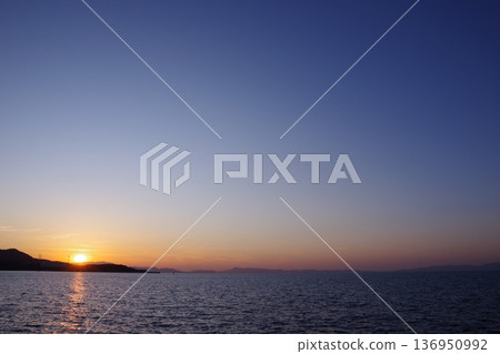 The setting sunset The setting sunset 136950992