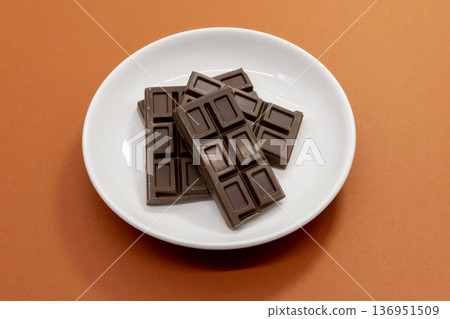 Chocolate bar on a white plate: Valentine's Day/Confectionery 136951509