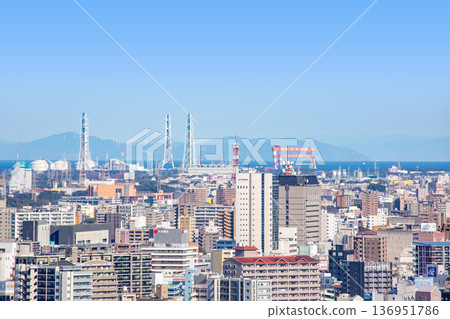 大分市、別府灣和四國山脈 136951786