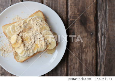 香蕉和大豆粉吐司配蜂蜜,有益腸道健康,用方形法式吐司麵包製作。 香蕉和大豆粉吐司配蜂蜜,有益腸道健康,用方形法式吐司麵包製作。 136951974