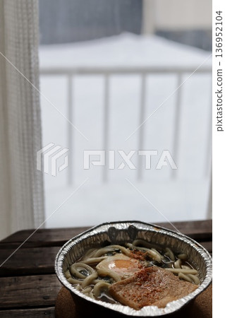 寒冷的冬天,用鋁鍋盛裝的即食鍋燒烏龍麵。 寒冷的冬天,用鋁鍋盛裝的即食鍋燒烏龍麵。 136952104