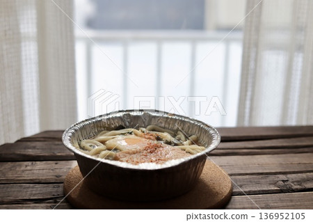 寒冷的冬天，用鋁鍋盛裝的即食鍋燒烏龍麵。 136952105