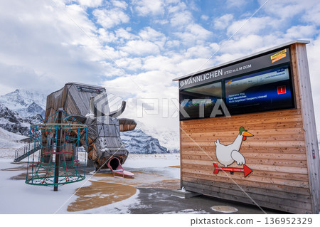 格林德瓦 Männlichen 纜車站和木牛雕刻，格林德瓦，伯爾尼州，瑞士 136952329
