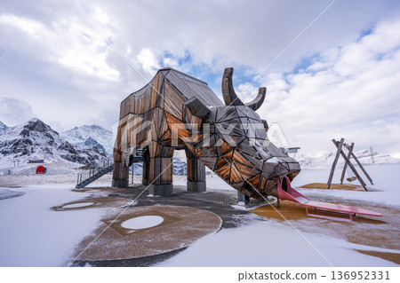 格林德瓦 Männlichen 纜車站和木牛雕刻，格林德瓦，伯爾尼州，瑞士 136952331