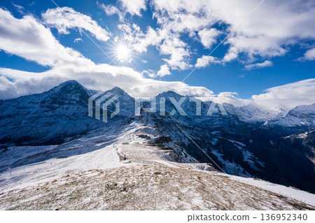 Männlichen Royal Walk 和著名的山峰。格林德瓦, 伯爾尼州, 瑞士 136952340