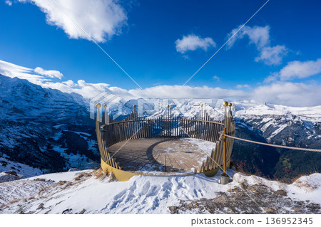 瑞士伯爾尼州格林德瓦皇家步道上的皇冠形木製觀景台 136952345