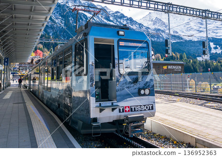 瑞士伯爾尼州翁根翁根月台上的 Wengeralpbahn 客運列車 136952363