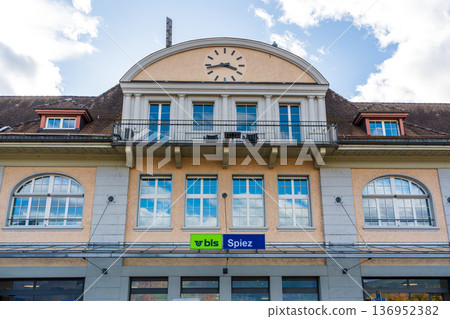 施皮茨火車站大樓的正面。瑞士伯爾尼州施皮茨 136952382