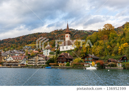 秋日里，圖恩湖畔山丘上的希爾特芬根教堂。希爾特芬根，伯爾尼州，瑞士 136952399