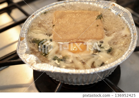 鍋燒烏龍麵正在鋁鍋中煮熟 136952425