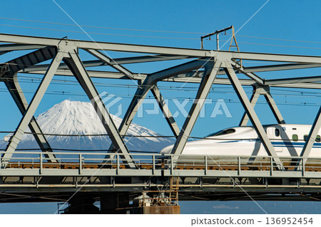 橫跨富士河大橋和富士山的東海道新幹線 N700S 橫跨富士河大橋和富士山的東海道新幹線 N700S 136952454