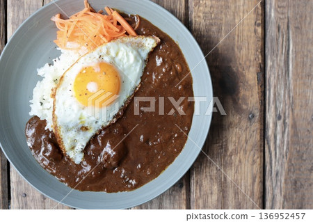 歐式牛肉咖哩，配胡蘿蔔絲和煎蛋 136952457