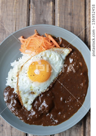 歐式牛肉咖哩，配胡蘿蔔絲和煎蛋 136952458