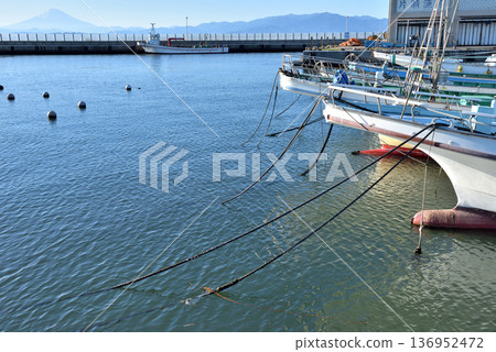 五彩繽紛的漁船停泊在片瀨漁港 136952472