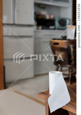 用過的衛生紙留在客廳裡，是給寵物用的。 136952656