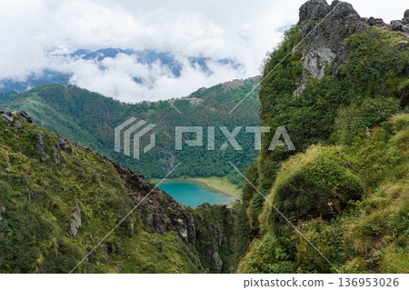 從日光白根山眺望五色沼湖和山脈,景色壯麗,是日本百座名山之一。 從日光白根山眺望五色沼湖和山脈,景色壯麗,是日本百座名山之一。 136953026