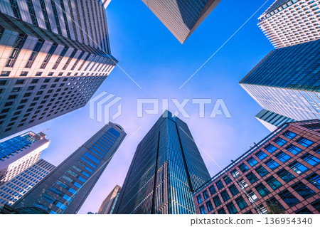 日本東京城市景觀，2月21日。日本經濟低迷…大手町和商業區的冬日景色。 136954340