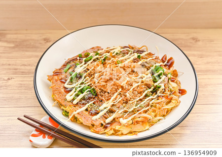 Yakisoba (fried noodles) Okonomiyaki style Yakisoba (fried noodles) Okonomiyaki style 136954909