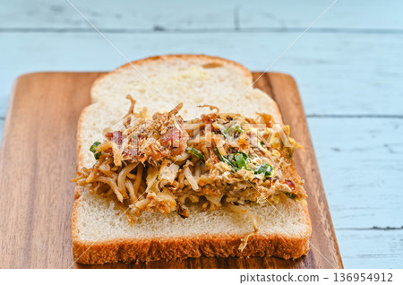 Making yakisoba sandwiches 136954912