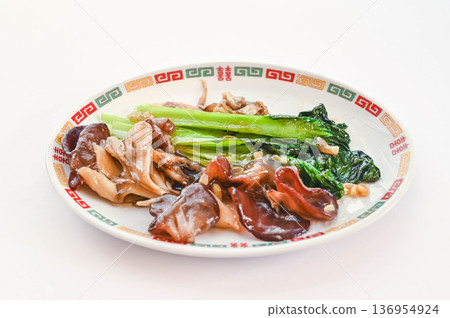 Tatsoi, wood ear mushroom and maitake mushroom in thick sauce 136954924