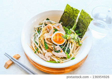 Bean sprouts and chive oil soba 136954926