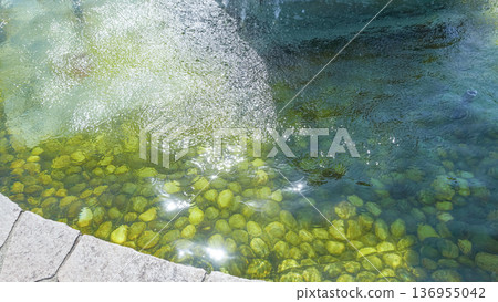 在陽光明媚的日子裡，公園噴泉的水面 136955042