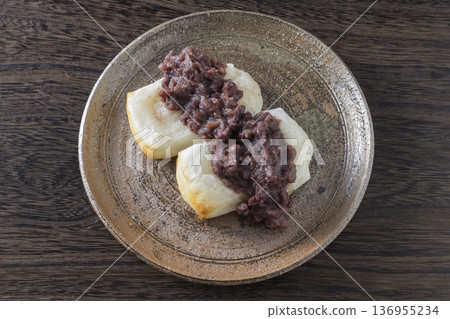 Grilled rice cakes with bean paste Grilled rice cakes with bean paste 136955234