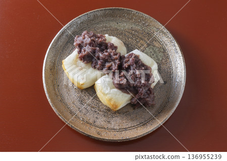 Grilled rice cakes with bean paste Grilled rice cakes with bean paste 136955239