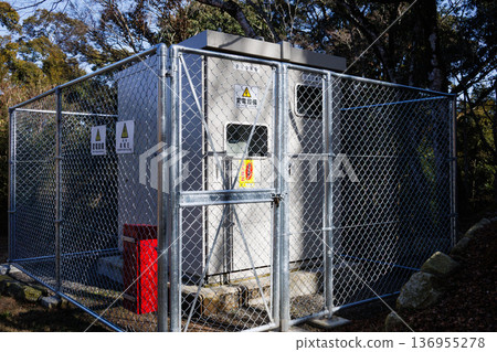 戶外變壓器室,陰影與陽光形成鮮明對比 戶外變壓器室,陰影與陽光形成鮮明對比 136955278